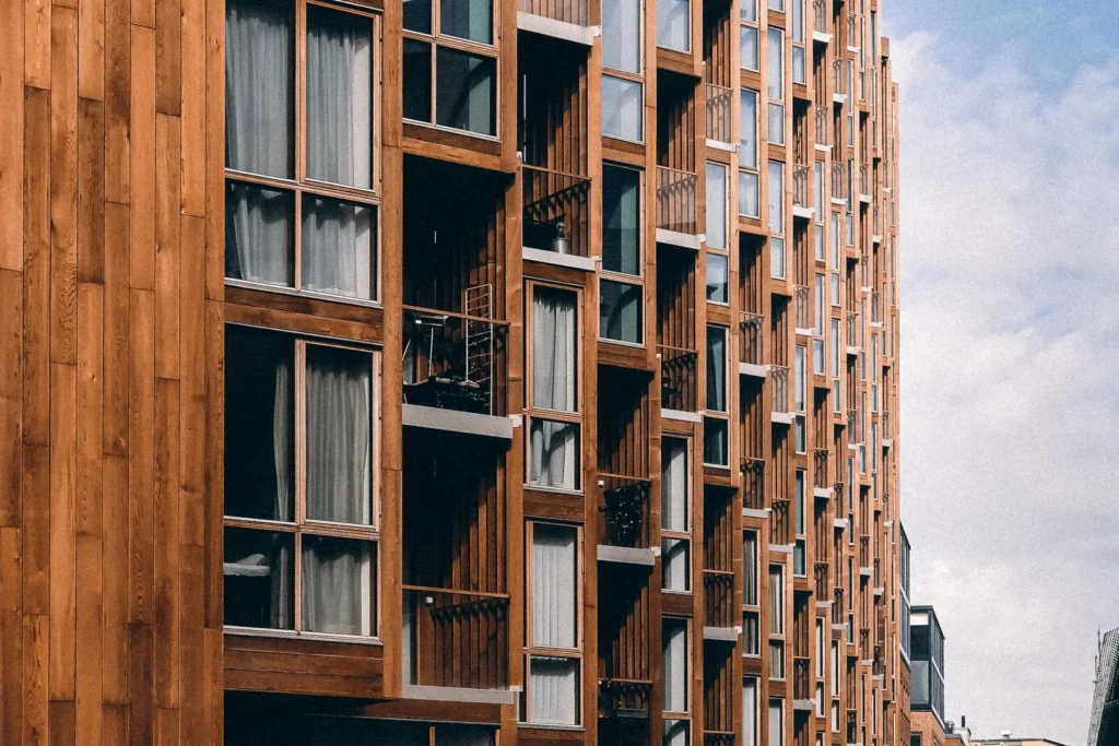 Flerbostadshus med modern träfasad i ett bostadsområde