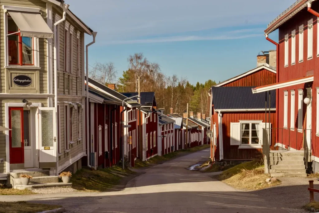 Äldre trähusbebyggelse på en snöig gata i en svensk småstad